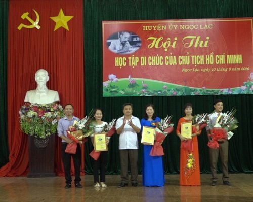 d755f94bfa6b76adHoi thi di chuc chu tich Ho chi Minh 3.jpg